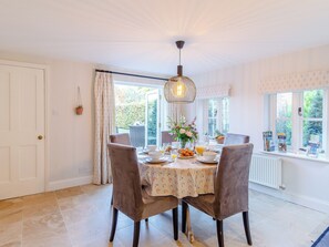 Dining - 2 bedroom accommodation in Holt (Holt)