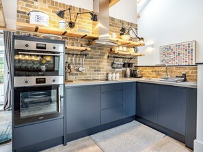 Dishwasher, high chair - Picked for its glorious views - perfect romantic getaway. (Llanboidy)