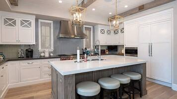 Casa, várias camas, banheira de imersão, vista para o oceano | Cozinha privada | Geladeira, micro-ondas, fogão, cooktop