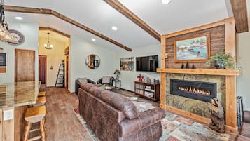 Casa, varias camas, balcón, vista a la montaña | Sala de estar | Televisión de 40 pulgadas con canales por cable y chimenea