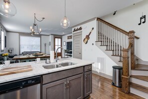 콘도, 침대(여러 개), 발코니 | 전용 주방 | 냉장고, 전자레인지, 오븐, 쿡탑