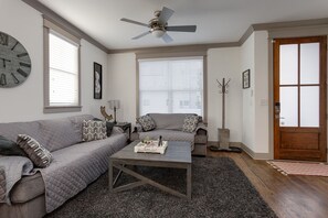 Appartement, Meerdere bedden, balkon | Woonkamer | Televisie