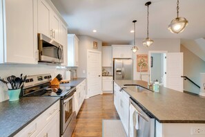 House, Multiple Beds, Balcony | Private kitchen | Fridge, microwave, oven, stovetop - East Farmhouse (Nashville)