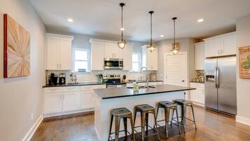 House, Multiple Beds, Balcony | Private kitchen | Fridge, microwave, oven, stovetop