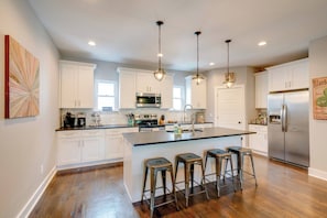 House, Multiple Beds, Balcony | Private kitchen | Fridge, microwave, oven, stovetop