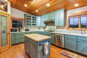 獨棟房屋, 多張床, 熱水浴缸, 山景 | 私人廚房 | 電冰箱、微波爐、烤箱、爐台