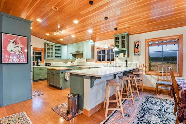 House, Multiple Beds, Hot Tub, Mountain View | Private kitchen