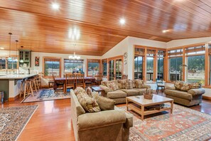 獨棟房屋, 多張床, 熱水浴缸, 山景 | 客廳 | 40-吋電視、有線頻道、壁爐