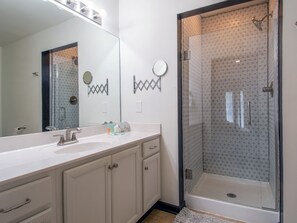 Ferienhaus, Mehrere Betten, Balkon | Badezimmer