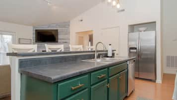 House, Multiple Beds, Balcony | Private kitchen | Fridge, microwave, oven, stovetop