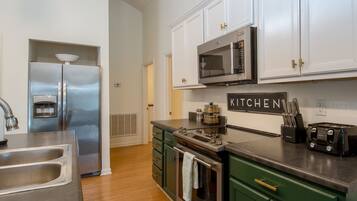 House, Multiple Beds, Balcony | Private kitchen | Fridge, microwave, oven, stovetop