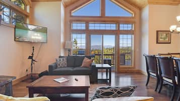 Maison, Plusieurs lits, balcon, vue sur la montagne (Hilltop Hideaway) | Aire de séjour | Téléviseur à écran plat de 50 po avec télévision numérique, foyer