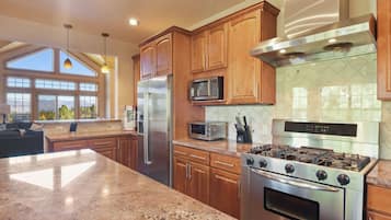 House, Multiple Beds, Balcony, Mountain View (Hilltop Hideaway) | Private kitchen | Fridge, microwave, oven, stovetop