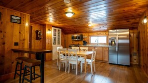 Puinen mökki, jonka sisätiloissa on ruokailutila, keittiö ja baari.