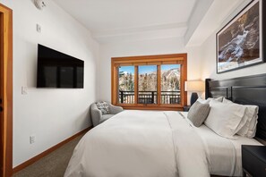 1 chambre, fer et planche à repasser, lit de bébé portatif