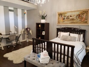 5 soverom, skrivebord, wi-fi (mot et tillegg) og sengetøy