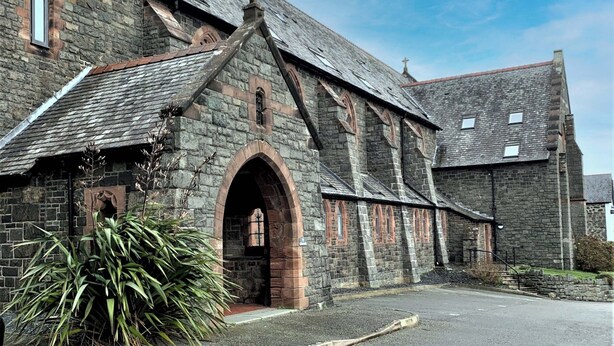 A stone building with arched windows and a large central doorway. - 2 bedroom accommodation in Criccieth (Criccieth)
