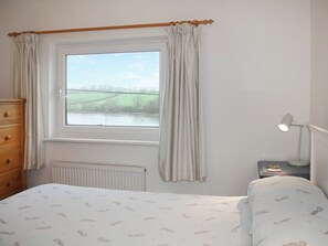 3 bedrooms, free WiFi, bed sheets - 3 bedroom accommodation in St Dogmaels, near Cardigan (St Dogmaels, near Cardigan)