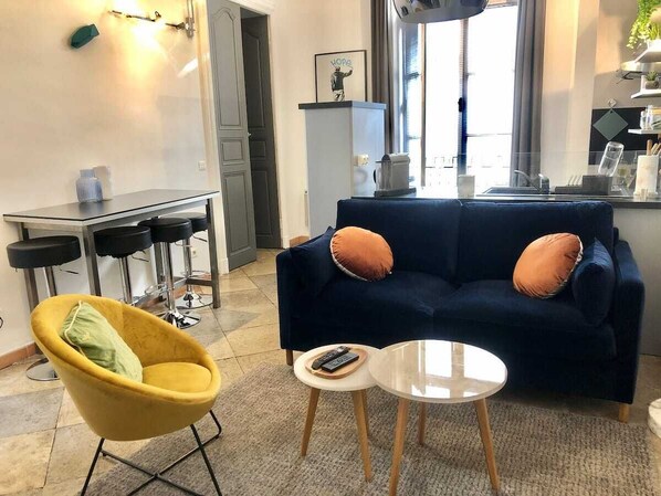 Smart-TV, Videospiele, Bücher, Arbeitsbereiche