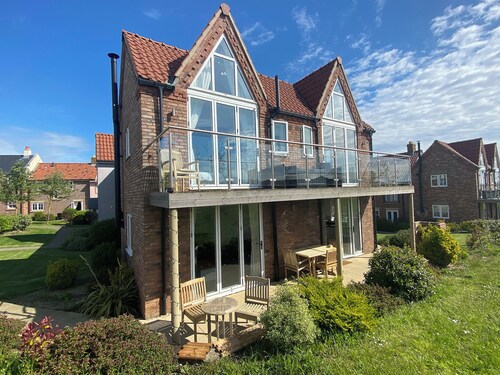 A stunning cottage, perfectly placed near the sea.