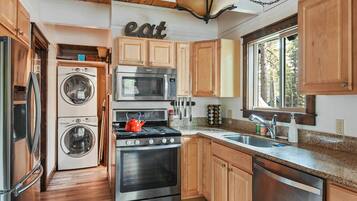 Nhà, nhiều giường, sân hiên, quang cảnh núi (Incline Cottage) | Bếp riêng | Tủ lạnh, lò vi sóng, lò nướng, bếp nấu