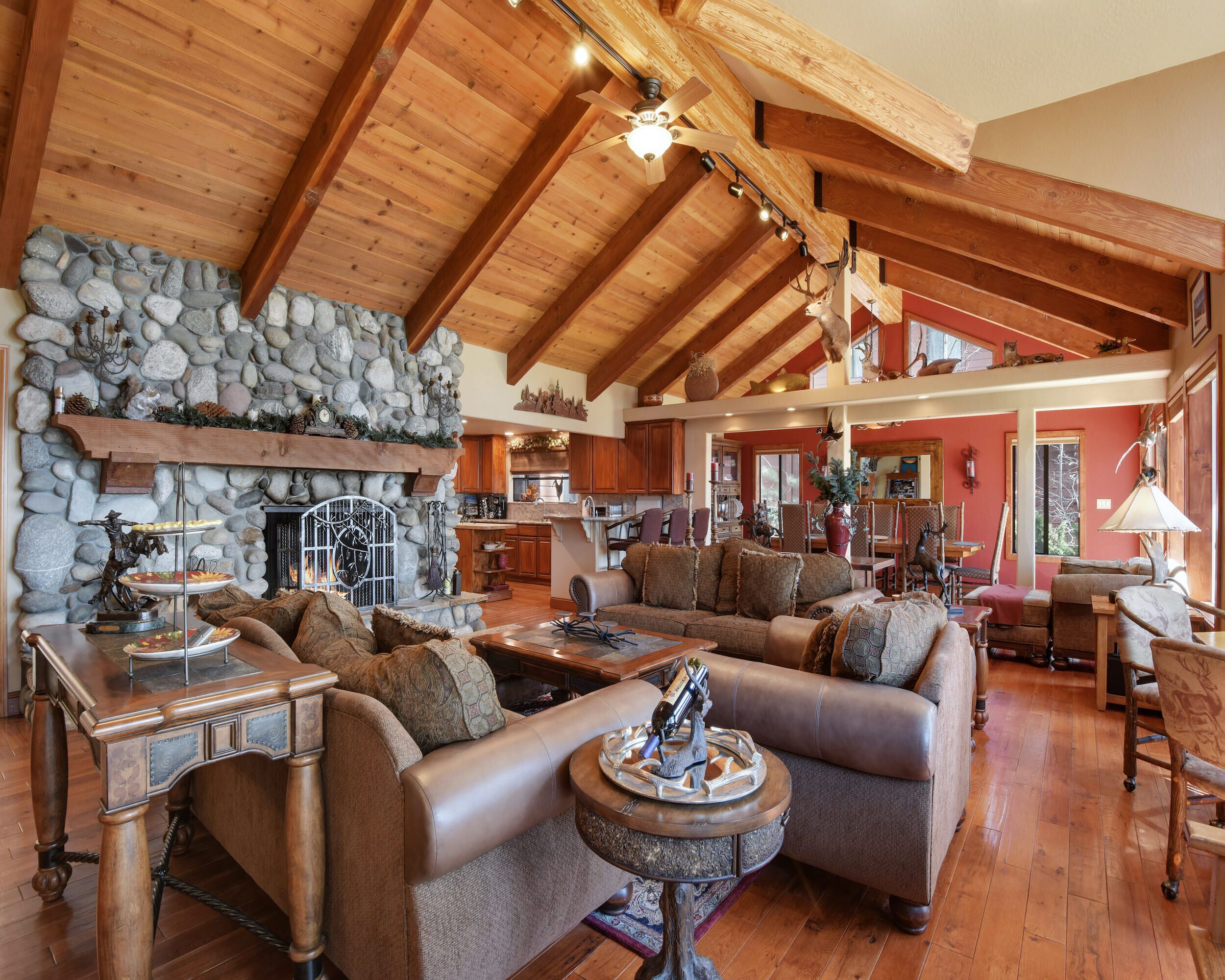 하우스, 침대(여러 개), 온수 욕조, 바다 전망 | 거실 | 케이블 채널 시청이 가능한 40인치 스마트 TV, TV, 벽난로