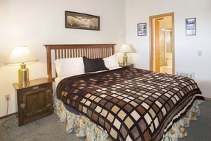 Condo, Multiple Beds, Fireplace, Mountain View (La Vista Blanc #22) | 3 bedrooms, individually decorated, individually furnished, free WiFi - La Vista Blanc #22 - Near Shuttle, BBQ & Pool (Mammoth Lakes)