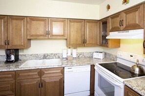 Condo, Multiple Beds, Fireplace, Mountain View (La Vista Blanc #22) | Private kitchen