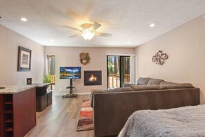 Living area - Kings Run Retreat Patio (Kings Beach)