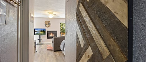 Studio Suite, 1 Queen Bed, Patio, Mountain View (Kings Run Retreat) | Interior