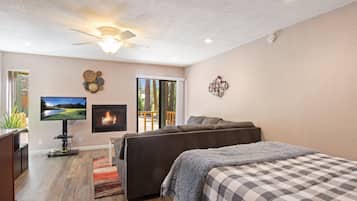 Studio Suite, 1 Tempat Tidur Queen, patio, pemandangan gunung (Kings Run Retreat) | 1 kamar tidur dan didekorasi berbeda-beda