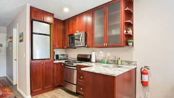Studio Suite, 1 Katil Ratu (Queen), Patio, Mountain View (Kings Run Retreat) | Dapur peribadi | Peti sejuk, ketuhar gelombang mikro, ketuhar, dapur