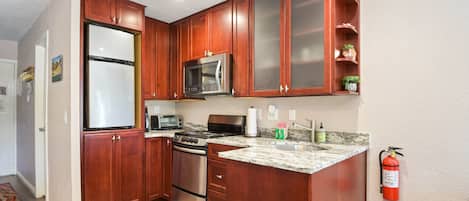 Suite estudio, 1 cama Queen size, patio, vista a la montaña (Kings Run Retreat) | Cocina privada | Refrigerador, microondas, horno y parrilla de estufa