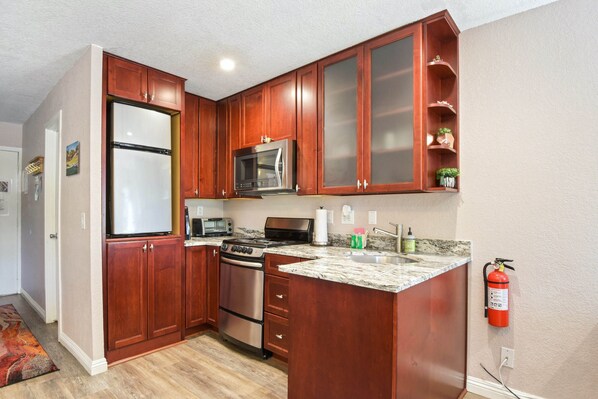 Suite estudio, 1 cama Queen size, patio, vista a la montaña (Kings Run Retreat) | Cocina privada | Refrigerador, microondas, horno y parrilla de estufa 
