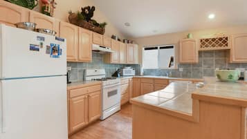 Casa, varias camas, patio, vista a la montaña (Kings Beach Bliss) | Cocina privada | Refrigerador, microondas, horno y parrilla de estufa