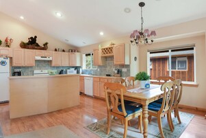 House, Multiple Beds, Patio, Mountain View (Kings Beach Bliss) | Dining