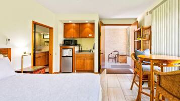 Studio Suite, 1 Tempat Tidur King, pemandangan kebun | 1 kamar tidur dan seprai linen