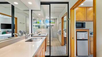 Studio Suite, 1 Tempat Tidur King, pemandangan kebun | Dapur pribadi | Lemari es kecil, microwave, dan mesin pembuat kopi/teh