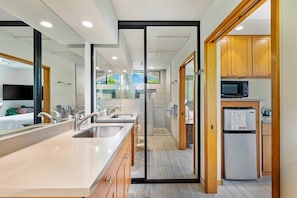 Studio Suite, 1 King Bed, Garden View | Private kitchen | Mini-fridge, microwave, coffee/tea maker