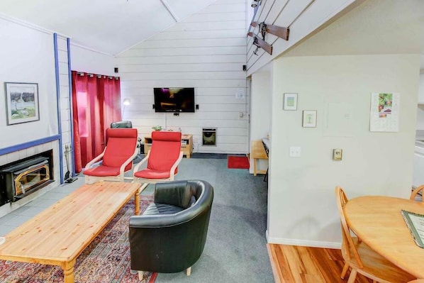 Condo, Multiple Beds, Fireplace, Mountain View (Mountain Shadows #B08) | Living room | Fireplace