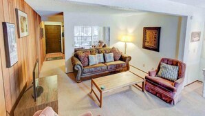 Appart'hôtel, 1 grand lit et 1 canapé-lit, patio, vue montagne (Sherwin Villas) | Coin séjour | Cheminée