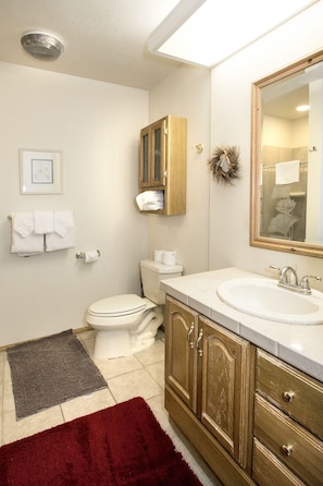 Bathroom - Mammoth Estates - 4 Seasons of Beauty w/ Amenities! (Mammoth Lakes)