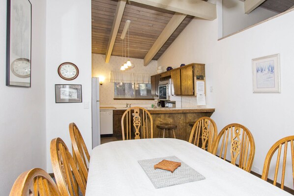 Condo, Plusieurs lits, accès à la piscine, vue sur la montagne (Mammoth Estates) | Cuisine privée | Cafetière-théière
