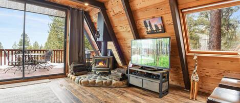 House, Multiple Beds, Hot Tub | Living room | 40-inch TV with cable channels, fireplace