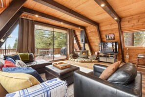 独立别墅, 多张床, 热水浴缸 | 客厅 | 40-英寸电视 （配备有线频道）、壁炉