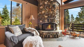 House, Multiple Beds, Hot Tub | Living room | 40-inch TV with cable channels, fireplace