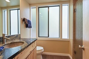 House, Multiple Beds, Hot Tub | Bathroom