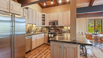 Rumah, Beberapa Tempat Tidur, hot tub | Dapur pribadi | Lemari es, microwave, oven, dan kompor