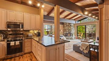 Rumah, Beberapa Tempat Tidur, hot tub | Dapur pribadi | Lemari es, microwave, oven, dan kompor