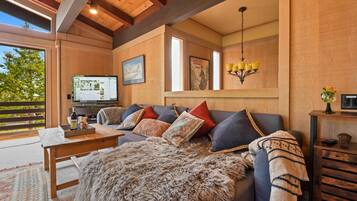 House, Multiple Beds, Hot Tub | 3 bedrooms, free WiFi, bed sheets